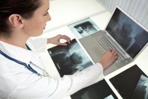 Surgeon reviews Synovo hip X-ray